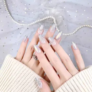 Faux ongles perle sirène peints à la main avec lignes 3D argentées et strass de luxe
