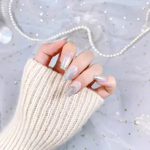 Faux ongles faits main sirène avec paillettes laser, perles et nœuds élégants