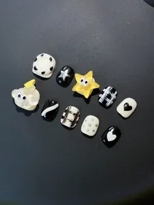 Detalle de 10 uñas postizas infantiles hechas a mano con diseños de dibujos 3D