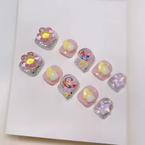 Handgefertigte 3D-Kawaii-Nägel für Mädchen mit Süßigkeiten- und Herz-Anhängern