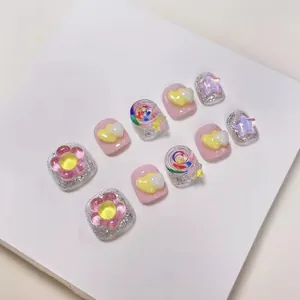 Handgefertigte süße Cartoon-Kunstnägel für Kinder mit 3D-Resinblumen und Glitzerakzenten