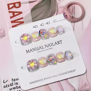 Handgefertigte 3D-Cartoon-Nägel für Mädchen mit rosa Blumen- und Süßigkeiten-Charms