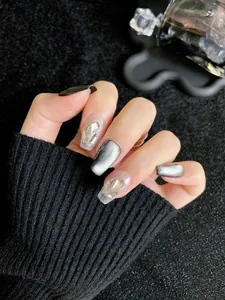 Gros plan d'ongles press-on cat eye scintillants avec paillettes de forme trapézoïdale