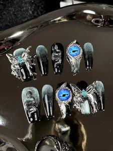 Makroaufnahme von 3D-Metallschmetterling und bösem Blick auf schwarzen Cat-Eye-Nägeln