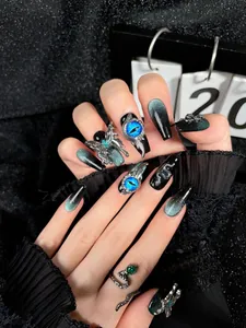 Makro-Detail von Gothic Coffin Nails mit 3D-Metallschlange und blauem Evil Eye Design