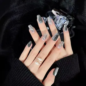 Faux ongles trapèze longs faits main avec œil de chat gris foncé et paillettes argent