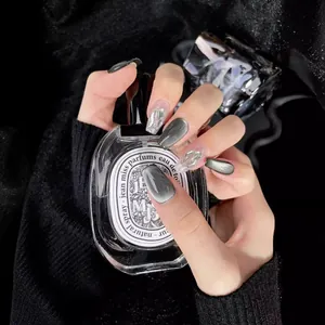 Faux ongles œil de chat gris étincelants avec paillettes d'argent et détails en 3D