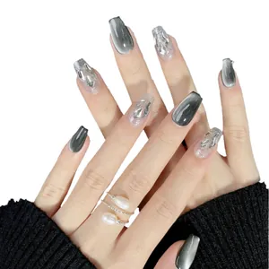 Faux ongles ballerine œil de chat gris avec strass argentés et détails pailletés brillants