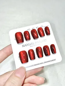 Detailansicht handgefertigter dunkelroter Cat-Eye-Nägel mit funkelndem Magnet-Finish