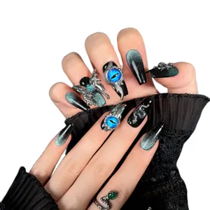 Handgefertigte Gothic Kunstnägel mit Metallschmetterling, 3D Evil Eye und Schlangen