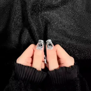 Unghie press-on fatte a mano con cuori neri e orsetto in metallo argento stile gothic