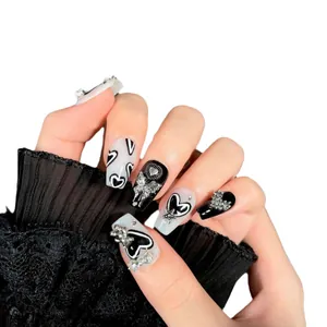Unghie finte artigianali bianche e nere a bara con fiocchi d'argento 3D e charms