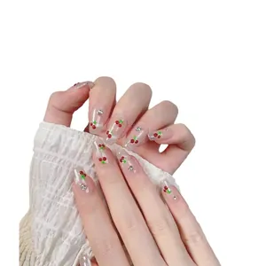 Handgefertigte Aufdrücknägel mit Kirsch-Katzenaugen-Muster und Glitzerkristallen