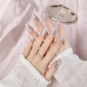 Faux ongles amande œil de chat faits main avec papillons argentés et fini perlé