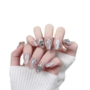 Faux ongles œil de chat taupe avec strass brillants et forme cercueil élégante