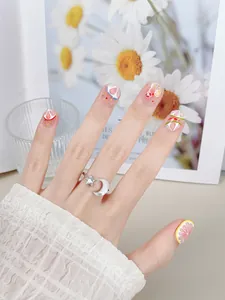 Detalle de manicura de frutas de verano con motivos de limón y anillo de estrella y luna