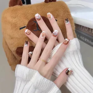 Unghie finte corte orsetto Capybara con arte 3D donut e tema al cioccolato