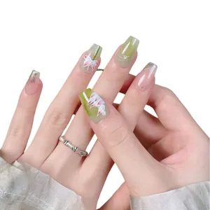 Unghie finte dipinte a mano in verde e bianco con fiori di loto, perle e glitter