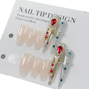 Handgefertigte Stiletto-Kunstnägel Set mit roten Kristallen und Perlen im Vintage-Stil