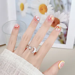 Uñas postizas cortas de limón de verano hechas a mano con anillo de estrella y luna
