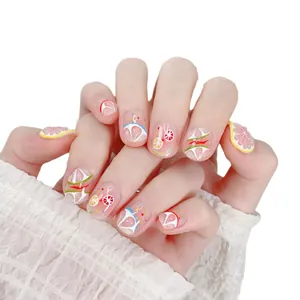 Uñas postizas hechas a mano con frescos diseños de limón y cítricos en base clara