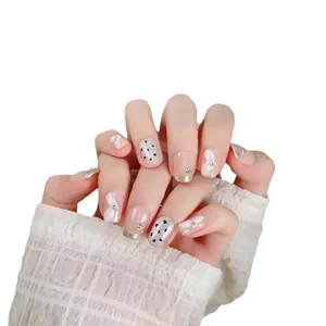 Faux ongles faits main avec nœud 3D, pois pailletés argentés et style French tip