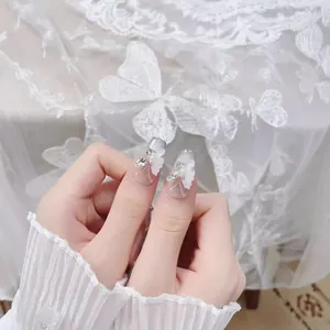 Uñas postizas hechas a mano efecto ojo de gato con mariposa y perlas en degradado gris