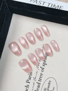 Detail von kurzen ovalen Nude-Pink Katzenauge-Nägeln mit Perlmutt-Effekt-Finish