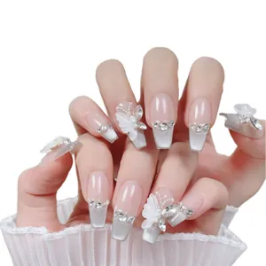 Uñas press-on con mariposas 3D, efecto ojo de gato y perlas en forma de ataúd