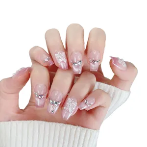 Unghie trapezoidali sfumate rosa con farfalle 3D e strass a forma di cuore