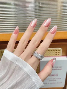 Dettaglio di unghie rosa occhio di gatto e anello in argento con diamanti brillanti