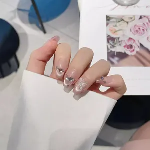 Unghie a pressione cat-eye rosa nude con farfalla in resina 3D e decori strass