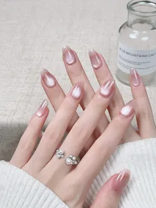 Nahaufnahme glänzender Katzenaugen-Fingernägel in Altrosa mit Farbverlauf am Model