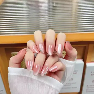 Unghie finte rosa cat-eye sfumate con piccoli strass brillanti su forma ovale lunga
