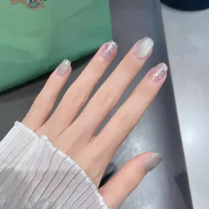 Unghie finte glitterate effetto occhio di gatto con paillettes e diamanti a forma trapezio