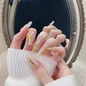 Faux ongles faits main avec cœurs jaunes et feuille d'or, forme amande élégante