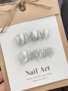 Kurze eckige hellgrüne Cat-Eye-Nägel zum Aufkleben mit bunten Glitzer-Akzenten