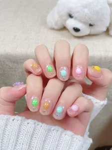 Nahaufnahme von bunten 3D-Schildkröten-Nagelkunst-Anhängern in verschiedenen Farben