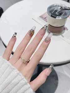 Gros plan sur des ongles à presser léopard avec diamants 3D et détails scintillants