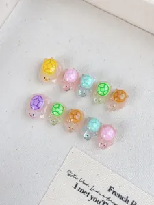 Nahaufnahme bunter Harz-Schildkröten für DIY Nagelkunst und handgemachtes Basteln
