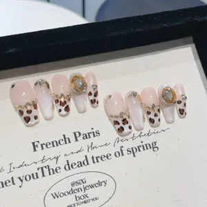 Faux ongles faits main motif léopard effet œil de chat rose avec strass de luxe brillants