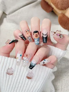 Vista detallada de uñas postizas hechas a mano con lindos ositos 3D y adornos de perlas