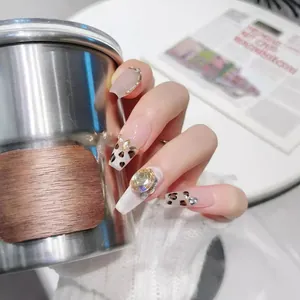 Faux ongles léopard français avec strass 3D sur forme cercueil longue
