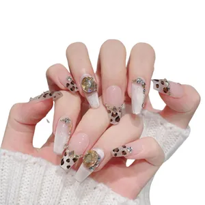 Faux ongles forme cercueil luxe avec motifs léopard et pierres précieuses ambrées