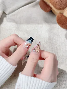 Vista detallada de uñas postizas hechas a mano con lindos ositos 3D y pedrería brillante
