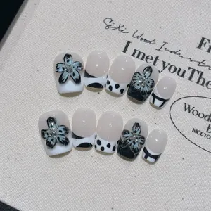 Ongles à Presser Faits à la Main Noir Blanc Design de Fleurs 3D Avec Strass Style Français Courts Carrés Faux Ongles Femme Beauté DIY Nail Art Accessoire Élégant