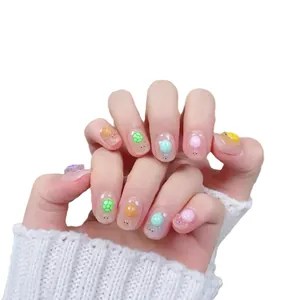 Handgefertigte leuchtende Schildkröten-Nagelspitzen mit bunten 3D-Resin-Charms