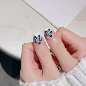Faux ongles French carrés courts avec fleurs 3D bleues et strass étincelants