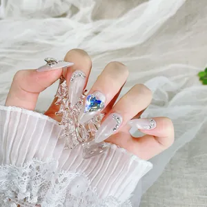 Faux ongles stiletto de luxe avec cristal de cœur bleu et finition nacrée brillante