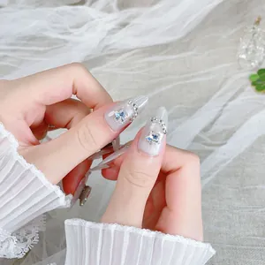 Faux ongles stiletto oeil de chat argentés avec étoiles bleues et strass de luxe